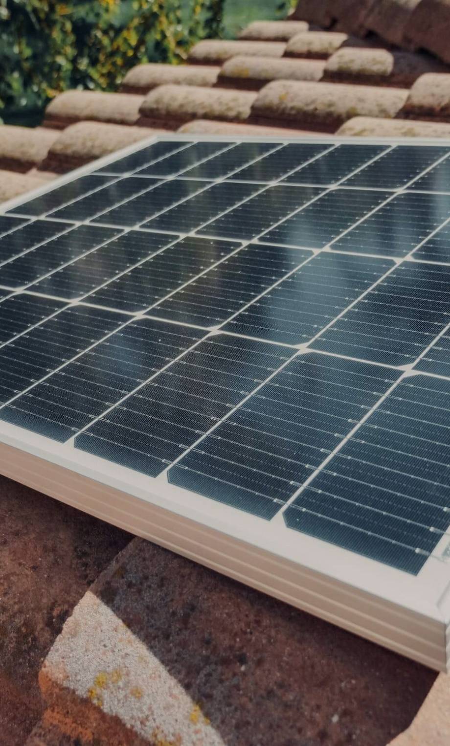 Placas solares eficientes no tellado de unha casa